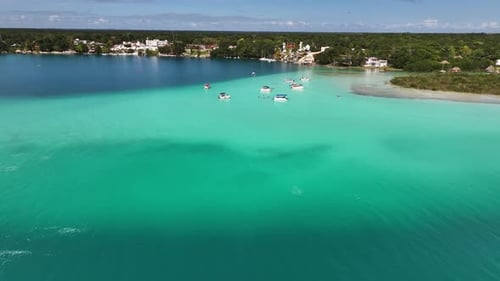 Vue aérienne de la lagune de Bacalar, Bacalar, Quintana Roo, Mexique.