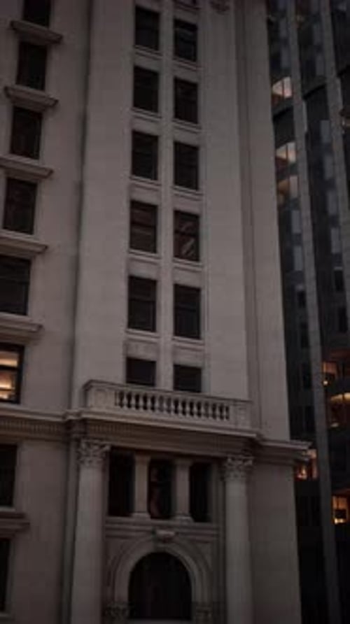 Un edificio histórico se alza entre los modernos rascacielos de la bulliciosa ciudad