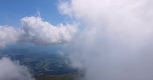 Malerischer Blick auf flauschige Wolken über grünen Hügeln Konzept der Schönheit der Natur