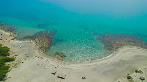 Seelandschaft mit schönem Strand