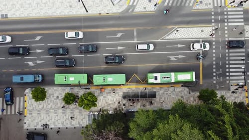 Prise de
vue aérienne à un arrêt de bus. Circulation dans la ville. Bus circulant sur la ligne de bus