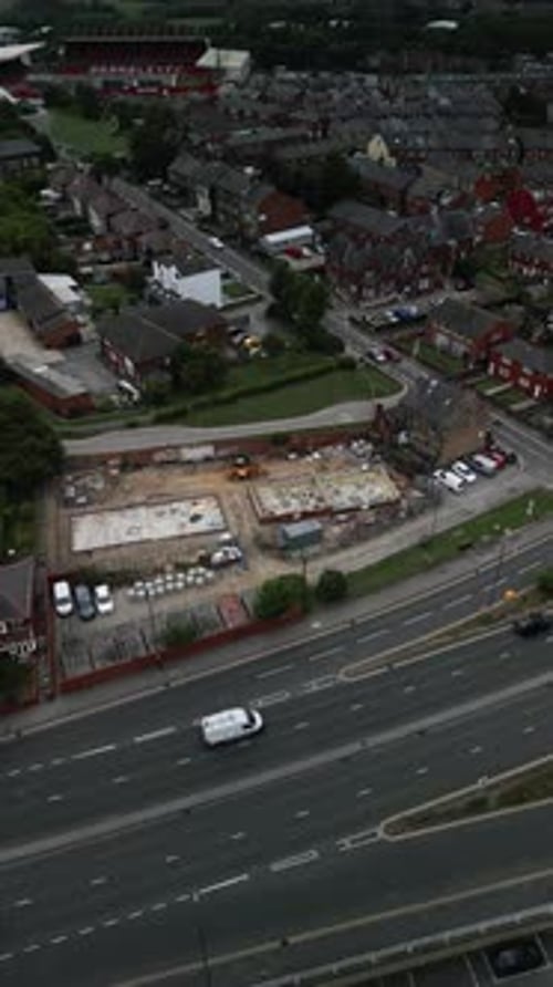 Toma aérea del inicio de la albañilería en una nueva construcción en un área urbana