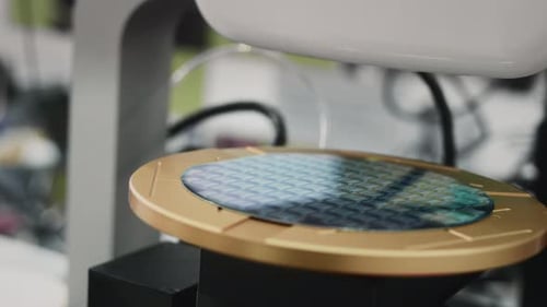 Máquina electrónica de silicio en una fundición avanzada de semiconductores que produce chips de computadora