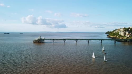 Un Drone filmé avec de petits voiliers au premier plan et le côté de la jetée de Clevedon dans le