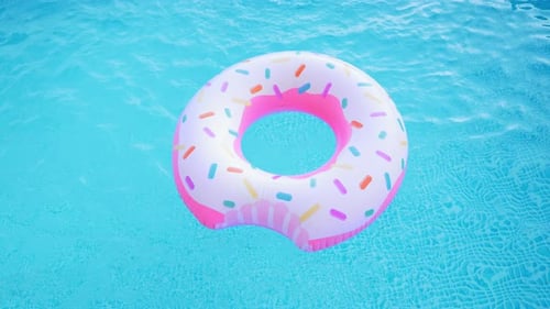 Anel de donut inflável rosa flutuando na piscina azul clara