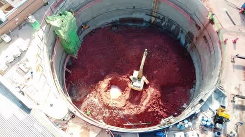 Excavación del pozo de lanzamiento de una tuneladora y un túnel blindado en obras de construcción de metro
