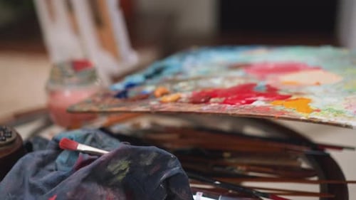 Der Künstler legt im Studio eine Farbpalette auf den Tisch