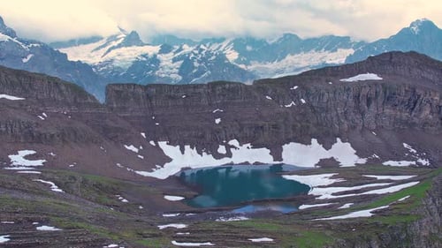 Vue aérienne du lac Haxeseewli dans les Alpes suisses