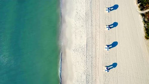 Parasols de plage, vacances d'été tropicales aériennes