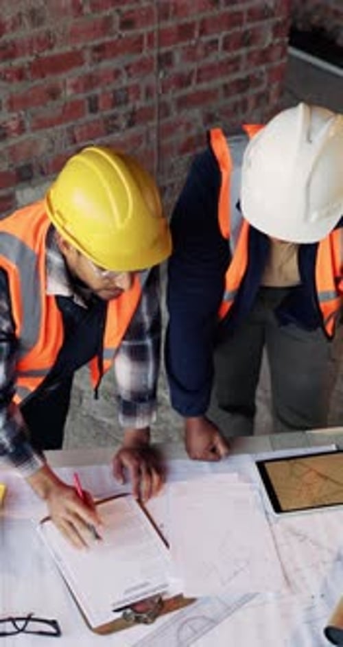 Construcción, planos y equipo con una lista de verificación del sitio para las normas de construcción, la inspección o más