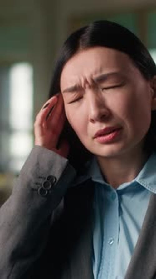 Empresaria asiática mujer de negocios siente dolor de cabeza cansada agotada chica china japonesa coreana