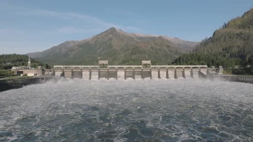 Imágenes aéreas de la presa de Bonneville en el río Columbia, entre Oregón y Washington. Grabado con DJI