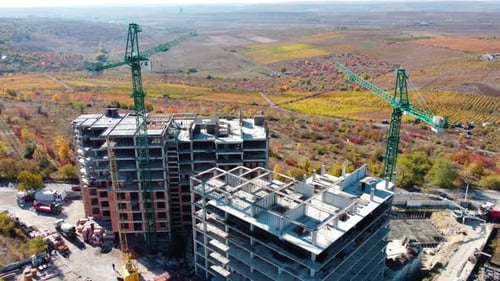 Bau eines Mehrfamilienhauses in der Abenddämmerung, Kran, Flugdrohne, Abend, Stadtbild, herumfliegende Autos
