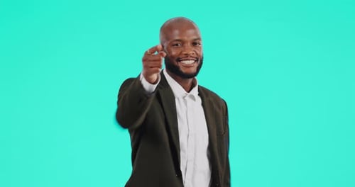 Gesicht, glücklicher Geschäftsmann und zeigt auf Sie bei der Rekrutierung, Entscheidung oder Wahl im Studiomockup