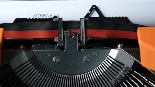 Escrevendo cartas com máquina de escrever vintage retrô laranja