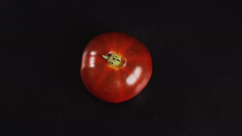 Bunte Bio-Tomaten, gemischte Tomaten, Hintergrund, verschiedene Sorten von geschnittenen Tomaten, Ansicht von oben