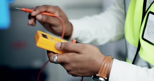 El técnico, las manos y el multímetro comprueban la potencia eléctrica o inspeccionan la energía para comprobar la corriente alterna