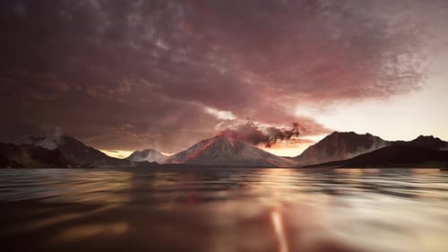 Wunderschöne Rauchlandschaften des Vulkans mit Meer, Sonnenuntergang