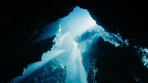 Des rayons lumineux d'une beauté à couper le souffle illuminant les grottes, les profondeurs et les merveilles de l'océan