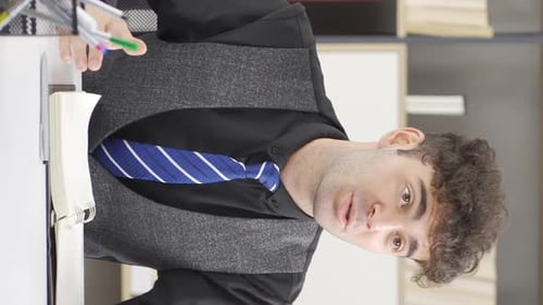 Vidéo verticale de Parlez clairement et de manière concise pour une communication efficace.
