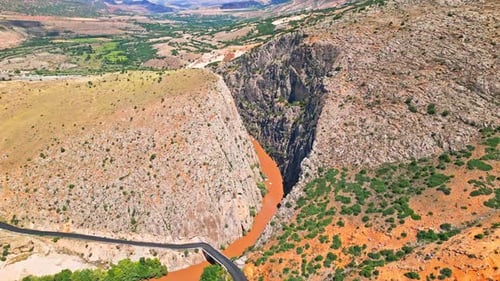 Rivière Brown qui traverse un vaste canyon - Vue aérienne 2K