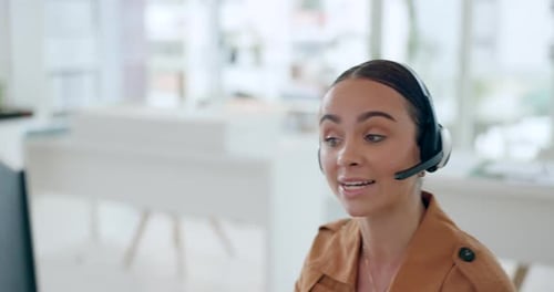 Feliz mujer de CRM, call center o de atención al cliente para soporte, ayuda al cliente