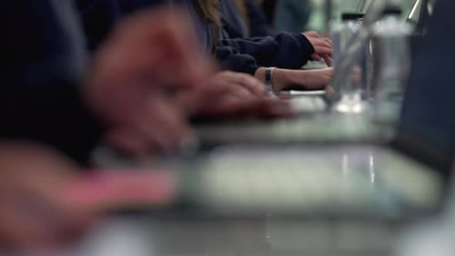 Gruppe von Personen, die auf Tastaturen tippen — Office oder Tech Workspace.
