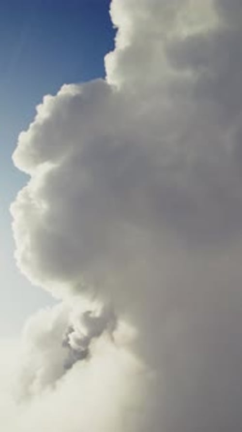 Majestätische Wolkenlandschaft, die sich unter tiefblauem Himmel entwickelt