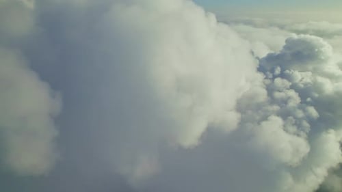 Wolken bilden sich und verschieben sich über einer ruhigen Landschaft bei Tageslicht