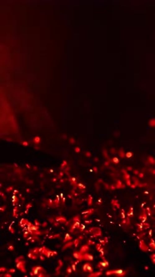 Rote Hitze auf schwarzem Hintergrund. Kaminexplosion in Zeitlupe.