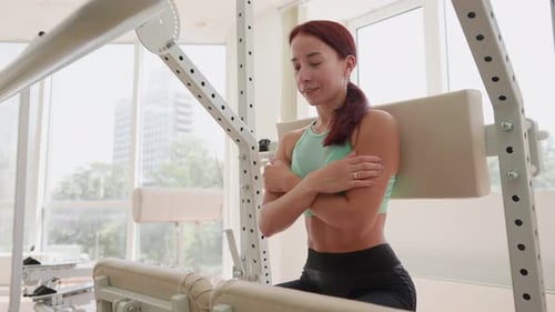 Especialista em fisioterapia trabalhando em grupos musculares