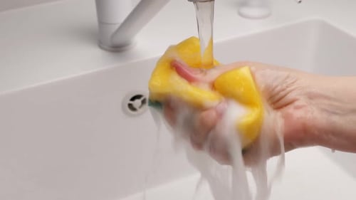 Dispensador integrado en el fregadero con detergente Woman Washing Plats de Yellow