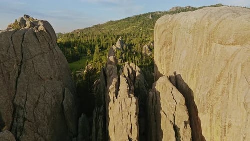 Luftaufnahme aus der Vogelperspektive, die die markanten Erosionsmuster in den felsigen Landschaften der Ameri zeigt