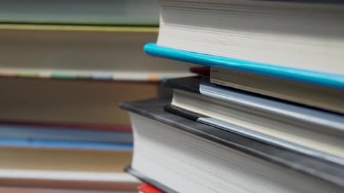 Vue rapprochée de livres empilés - Panorama à faible profondeur avec mise au point souple