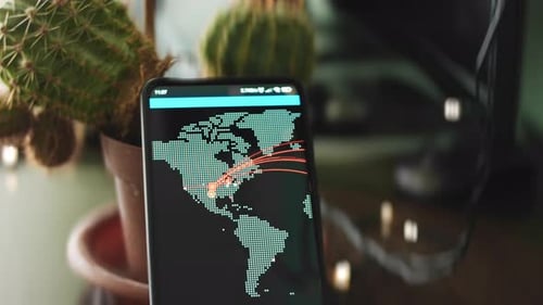 Weltkarte der USA als Zielland von Cyberangriffen online auf dem Smartphone-Bildschirm