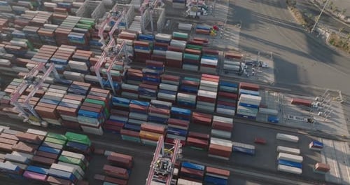 eine Gruppe von Containern in einem Hafen
