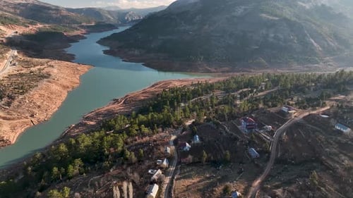 Beau paysage d'un petit village sur les rives d'une rivière de montagne, vue aérienne