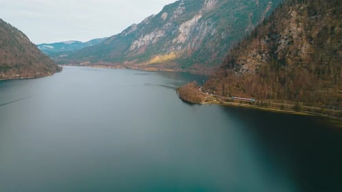 Des images épiques prises par Drone montrant une vue d'ensemble du lac de Hallstatt et des montagnes pittoresques qui entourent
