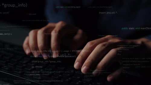 Handtippen auf der Tastatur mit Codierungstextüberlagerung Konzeptionelle Darstellung von Programmierung und Softw