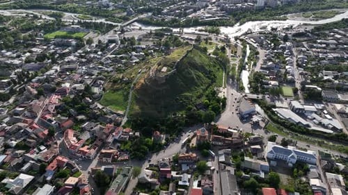 GORI, GEÓRGIA - 20 de junho de 2023: Vista aérea da Fortaleza de Gori. Ruínas da fortaleza medieval de Gori
