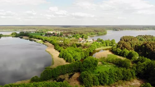 Feuillage dense au bord du lac avec cottages dans une réserve naturelle près de Styporc, comté de Chojnice, Poméranie