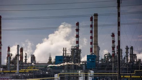 Industriekraftwerk mit Rauchtürmen