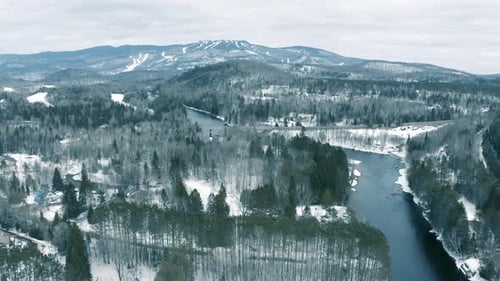 Winter Landscape - Drone Flying Zoom In - 4K - Mountains - Mont Tremblant sequence 005/012