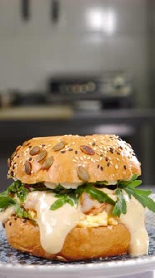 Köstlicher Burger, rotierende vertikale Aufnahmen, Dampf und tropfende Sauce, frischer, leckerer, saftiger Burger