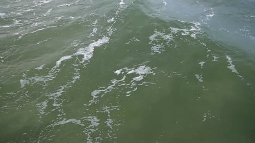 Wellen auf der Oberfläche der Ostsee in Zeitlupe aufgenommen