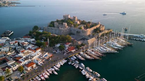 Luftaufnahme der Burg und des Yachthafens von Bodrum mit Booten, Türkei.