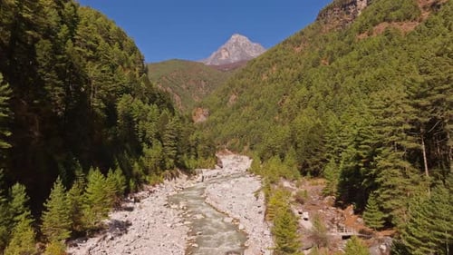 Impresionantes vistas del río Dudh Koshi que serpentea a través de un exuberante valle en Jorsale, Nepal rodeado