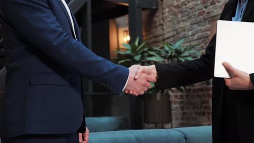 Empresários de perto apertando as mãos acordo de parceria Corporativo de sucesso