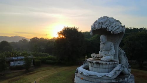 4k Naga-Buddha-Statue aus Beton am Morgen. Schwenken Sie von links nach rechts eine siebenköpfige Königskobra
als Zufluchtsort