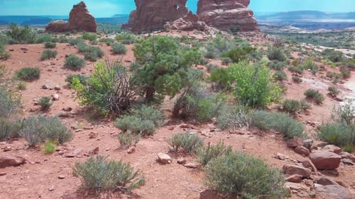 Imagen inclinada hacia arriba de Turret Arch en el Parque Nacional Arches, Utah. 4K